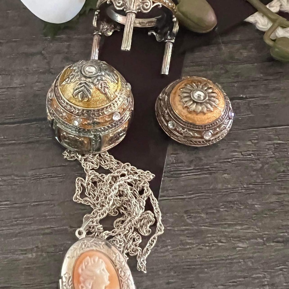 ANTIQUE SILVER PLATED TRINKET EGG